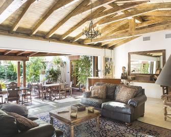 Exotic Spanish Estate Sleeps 10, Saltwater Pool, Gardens, Romantic, Private - Palm Springs - Living room