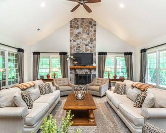 The Falls at Whitetail Ranch - Intimate Retreat - Calhoun - Living room