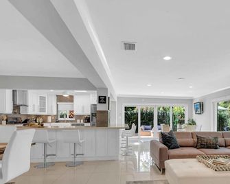 Modern Coastal Style Walk to Beach Heated Pool Tranquility Ocean Mist Key Resldences - Fort Lauderdale - Huiskamer