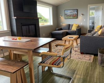 Completely remodeled, overlooking Heceta Beach, see and hear the surf. - Florence - Wohnzimmer