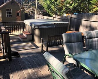 Lake Views from every room; Hot tub; Dog Friendly; Steps to year round fun - Kings Beach - Balcony