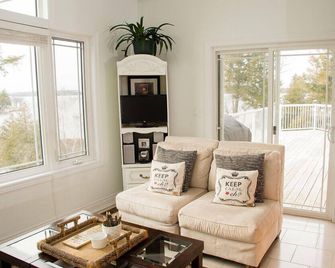 Hampton Hideaway Executive Retreat - Roseneath - Living room