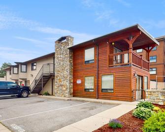 Lovely Studio Steps From Lake Chelan W/Shared Pool, Free Wifi, Central Ac, Patio - Chelan - Building