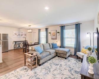 about 6 Mi to Waco Newly Constructed Family Home - Bellmead - Living room