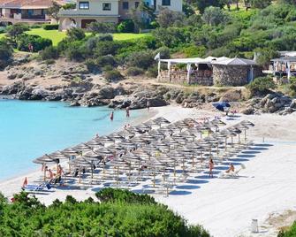 Only a few steps away from the beach, sea view, private garden, parking, wifi - Porto Cervo - Building