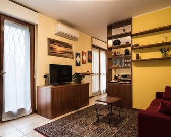Cozy Penthouse Holiday House - San Donato Milanese - Huiskamer