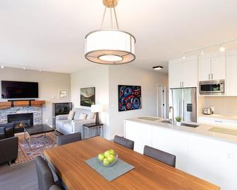 Mountain Views, Tranquil Location, Shared Hot Tub - Whistler - Comedor