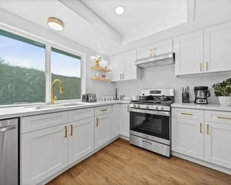 @ Marbella Lane Modern Home w/ Private Backyard - Fullerton - Phòng bếp