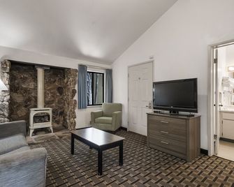 Northern Queen Inn - Nevada City - Huiskamer