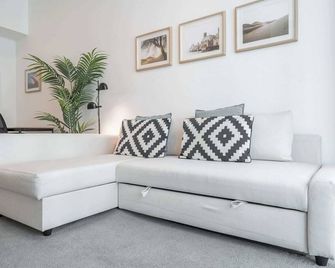 A Free Housekeeping Visit for Every Stay Between The 16th Feb And The 16th Mar - Stayshort - Cozy Dubai Marina 1 Bed Apartment With Marina Views - Garhoud - Living room