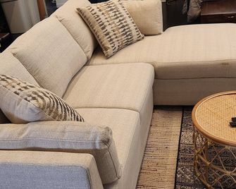 Private hot tub + Modern Cottage - Hudson - Lounge