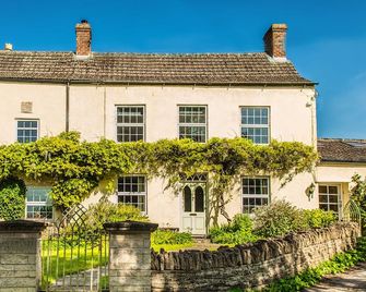 Luxury 6 Bed House, Hot Tub, Games Room and in Walking Distance to Village Pub - Dursley - Building