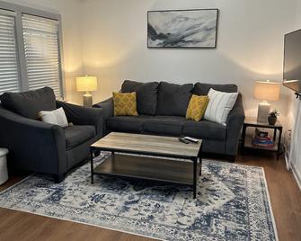 Cheerful 2 Bedroom in Shiner - Close to Downtown - Shiner - Living room