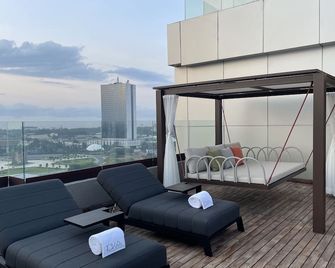 سيكا جولدن هوتل آند سويتس - لومي - شرفة