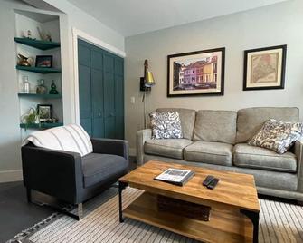 Charming 2-Story Cottage with Hot Tub, Near Downtown and Back Cove. - Portland - Wohnzimmer