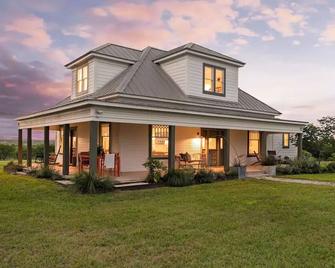 Contemporary Country Farmhouse in Lockhart Texas - Lockhart