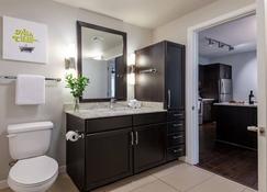 Downtown Dallas CozySuites with roof pool, gym #10 - Dallas - Baño