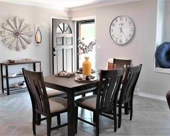 Techquila Sunrise! Rustic TX charmer sleeps 12 - Lubbock - Dining room