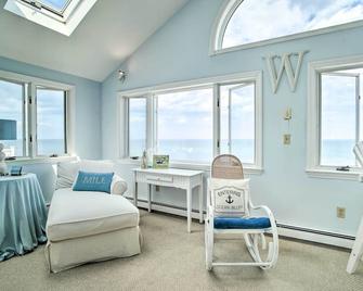 Oceanfront Getaway with 2 Decks and Beach Access! - Marshfield - Living room