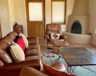 Casa Seco: Close to Taos & Taos Ski Area - Arroyo Seco - Living room