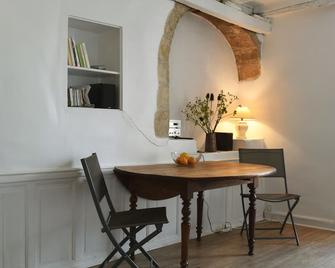 very bright 26 m2 studio with large terrace, historic center of La Rochelle - La Rochelle - Essbereich