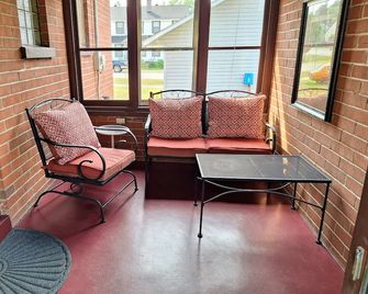 In the Heart of ELY Getaway is short walk to downtown ELY. Freshly Remodeled! - Ely - Balcony
