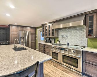 Waterfront Ashland Home about 2 Mi to Downtown! - Ashland - Kitchen