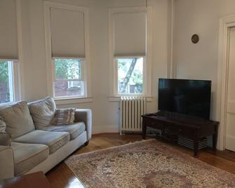 2 Bedroom Apartment with Big Fenced Yard near New York - Ridgefield Park - Living room