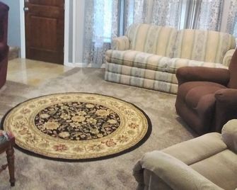 3-Br 2-Bath Family-Friendly Home -10 Min to Tulsa - Tulsa - Living room