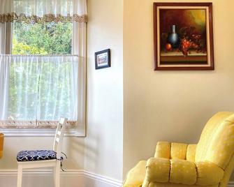 Wine Country 1-bedroom retreat with WiFi, AC in charming Cloverdale - Cloverdale - Living room