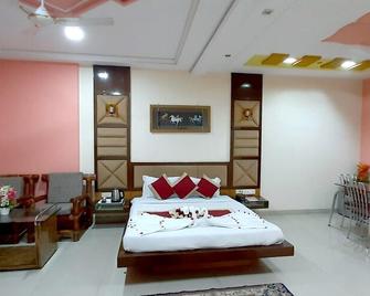 Hotel Sudha Regency - 賴布爾 - 臥室