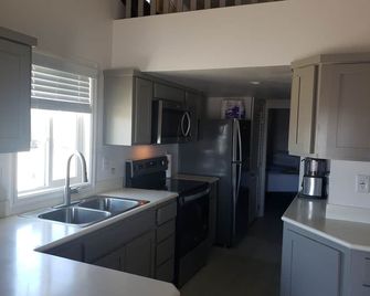 River Tiny Home~Private Beach Pool/Spa/Gym watercraft launch, clubhouse. Relax! - Ehrenberg - Cocina
