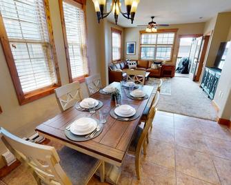 Deluxe Grand Teton Condo - Fiber Internet! - Driggs - Eetruimte