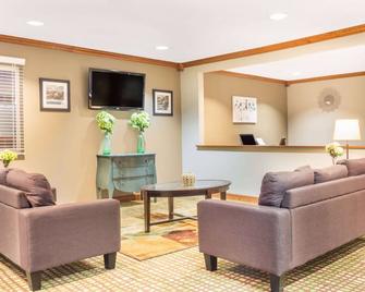 Baymont by Wyndham Piqua - Piqua - Obývací pokoj