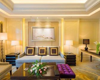 Baishanhanyuelou Hotel - Baishan - Living room