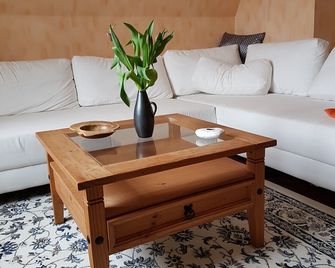 Child-friendly apartment centrally located and close to nature - Templin - Wohnzimmer