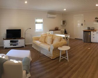 Rosebank Cottage. Picture perfect country cottage, set in beautiful gardens. - Pemberton - Wohnzimmer