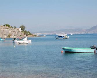 Luxurious 6 bedroom villa In a great location - Chalcis - Beach