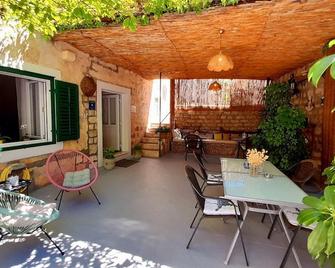 Pansion Ivan & Ivana - Bol - Innenhof