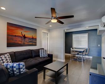 Beach Haven - San Diego - Living room