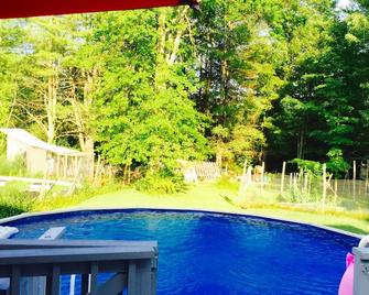 Private Getaway with Amazing Mountain Views! Great for couples, writers, friends - New Paltz - Pool