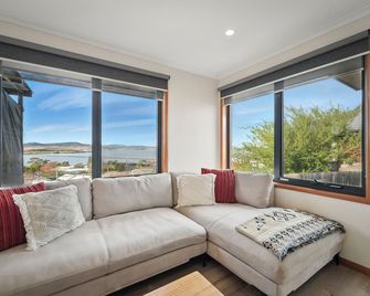 Timbermill House - 2 Bedrooms - Midway Point - Sala de estar