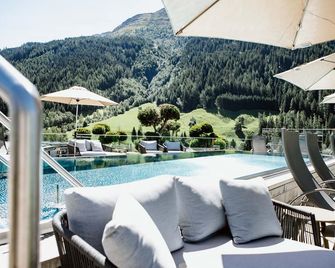 Hotel Arlmont 4 Stern Superior - Sankt Anton am Arlberg - Pool