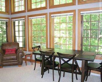 Beautiful Condo Located In Disciples Village ~ Steps to ski and water park! - Boyne Falls - Dining room