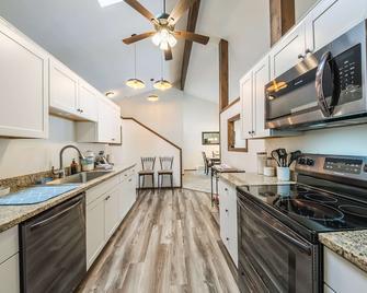 Glacier Vista Golf Getaway - West Glacier - Kitchen