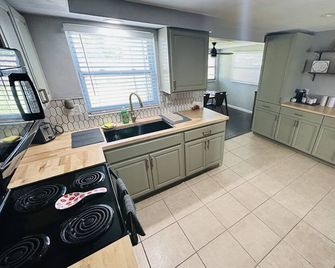 House near Tarpon Springs Beaches and Weeki Wachee Springs - Holiday - Cocina
