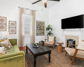 Downtown 3br Cottage: 5m Walk + Pets Ok - Mobile - Living room