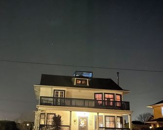 Quaint 1-bedroom apartment in Eureka connected to old Eureka home - Eureka - Budova