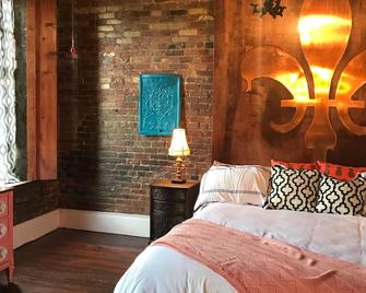 Historic Speak Easy Loft with Water Views in Downtown Vicksburg - Vicksburg - Bedroom