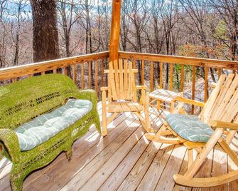 The Pine Knot Cabin - Pittman Center - Balcony